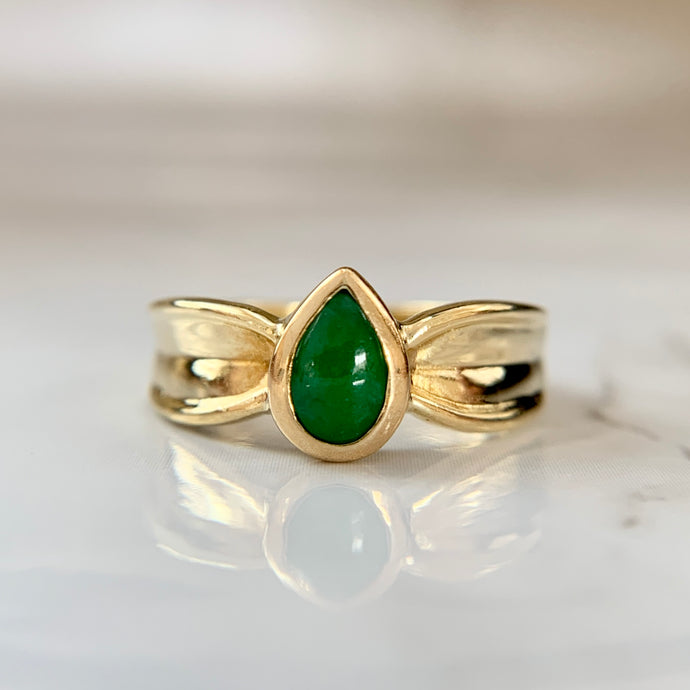 Vintage 18K Yellow Gold Imperial Pear Cut Jade Ring